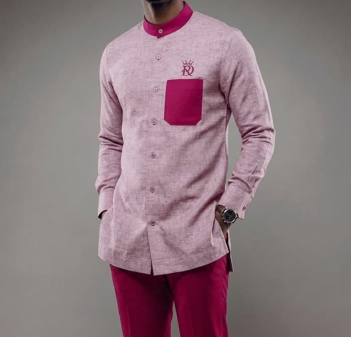 Homme portant une tunique rose Royal Design avec détails fuchsia, style moderne et raffiné à Pointe-Noire.