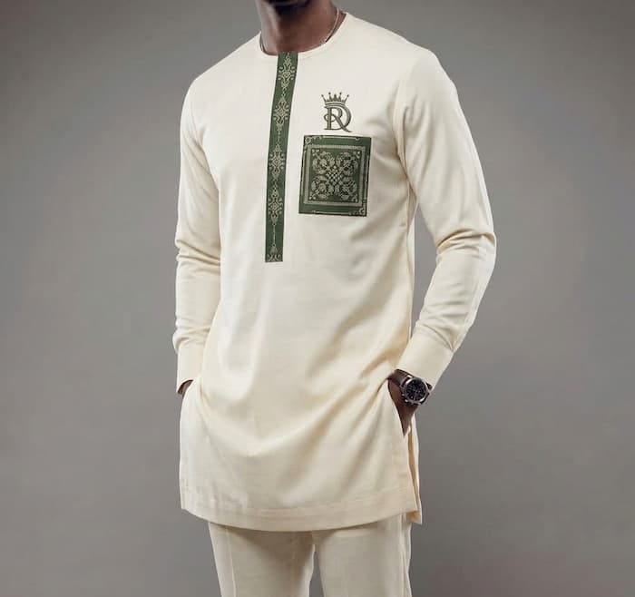 Homme portant une tunique crème Royal Design avec détails en pagne vert, style moderne et raffiné à Pointe-Noire.