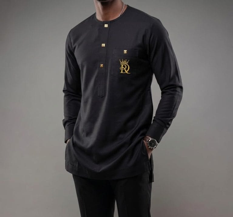 Homme portant une tunique noire Royal Design avec détails dorés, style moderne et raffiné à Pointe-Noire.