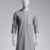 Tunique homme moderne brodée de couleur grise avec motifs blancs et logo Royal Design sur mannequin.