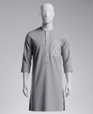 Tunique homme moderne brodée de couleur grise avec motifs blancs et logo Royal Design sur mannequin.