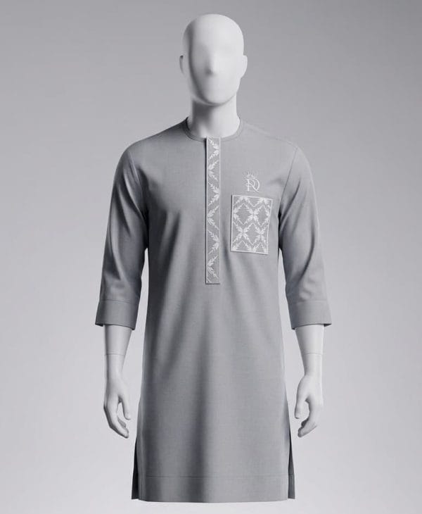 Tunique Homme Moderne Brodée Grise | Royal Design Tunique homme moderne brodée de couleur grise avec motifs blancs et logo Royal Design sur mannequin.