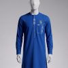 Tunique homme moderne chic bleu roi avec broderies blanches et logo Royal Design sur mannequin.