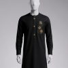 Tunique homme moderne noire avec broderies dorées géométriques et logo Royal Design sur la poche poitrine.