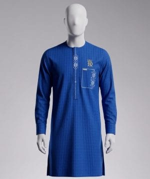 Tunique homme moderne chic bleu roi avec broderies blanches et logo Royal Design sur mannequin.