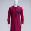 Tunique homme chic moderne de couleur bordeaux et bleu marine avec logo de la marque Royal Design sur mannequin.
