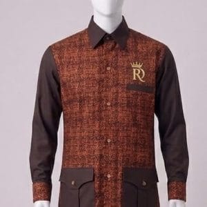 Chemise homme marron bicolore à manches longues avec buste texturé cuivré, poches cargo et logo or Royal Design.