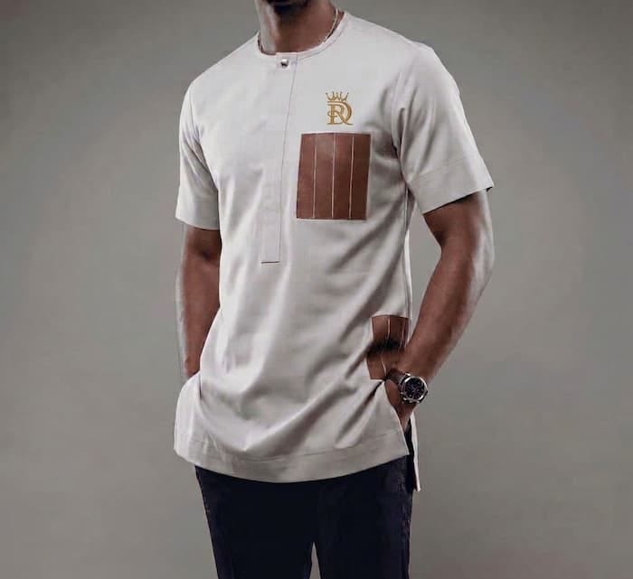 Homme portant une tunique grise Royal Design avec poche marron, style moderne et raffiné à Pointe-Noire.