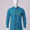 Chemise homme bleu turquoise à manches longues avec finitions en motifs africains et logo brodé or Royal Design.