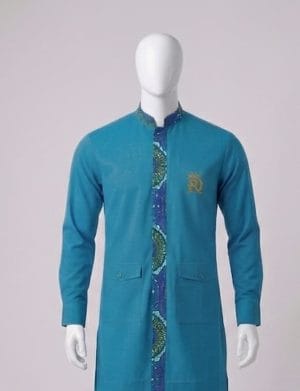 Chemise Homme Bleu Turquoise à Finitions Africaines Chemise homme bleu turquoise à manches longues avec finitions en motifs africains et logo brodé or Royal Design.