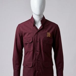 Chemise homme bordeaux à manches longues style saharienne avec quatre poches et logo or brodé Royal Design.