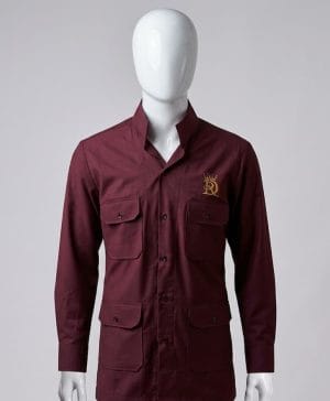 Chemise Homme Bordeaux à Quatre Poches Chemise homme bordeaux à manches longues style saharienne avec quatre poches et logo or brodé Royal Design.