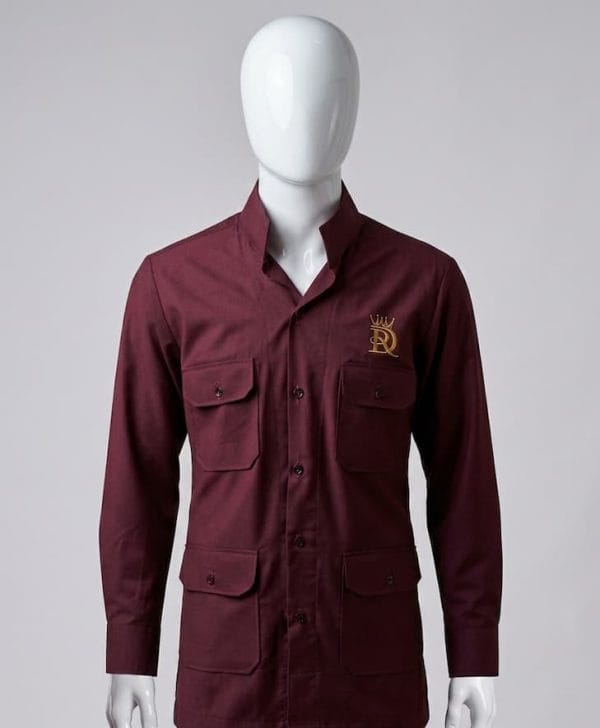 Chemise homme bordeaux à manches longues style saharienne avec quatre poches et logo or brodé Royal Design.