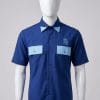 Chemise homme bleu roi à manches courtes avec col et rabats de poches bleu ciel et logo brodé Royal Design.