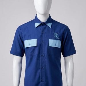 Chemise homme bleu roi à manches courtes avec col et rabats de poches bleu ciel et logo brodé Royal Design.