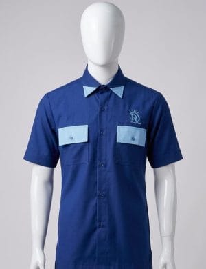 Chemise Homme Bleu Roi à Manches Courtes Chemise homme bleu roi à manches courtes avec col et rabats de poches bleu ciel et logo brodé Royal Design.
