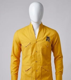 Chemise homme jaune moutarde à manches longues avec quatre poches à rabat et logo noir brodé Royal Design.