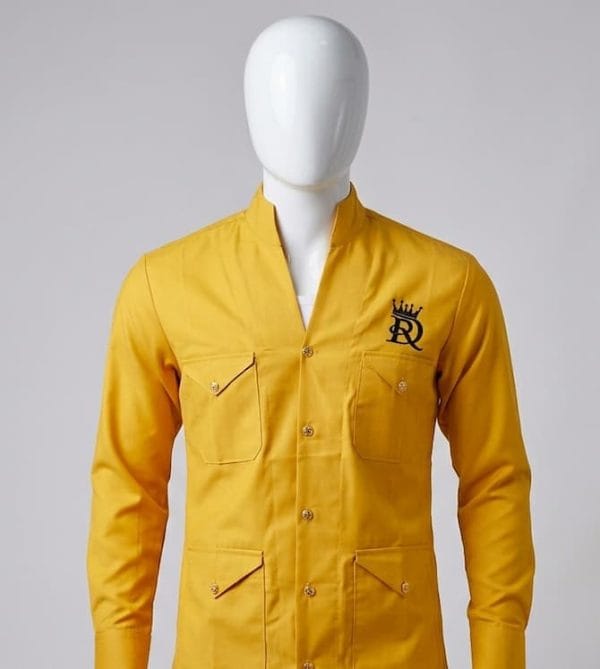 Chemise Homme Jaune Moutarde à Quatre Poches Chemise homme jaune moutarde à manches longues avec quatre poches à rabat et logo noir brodé Royal Design.